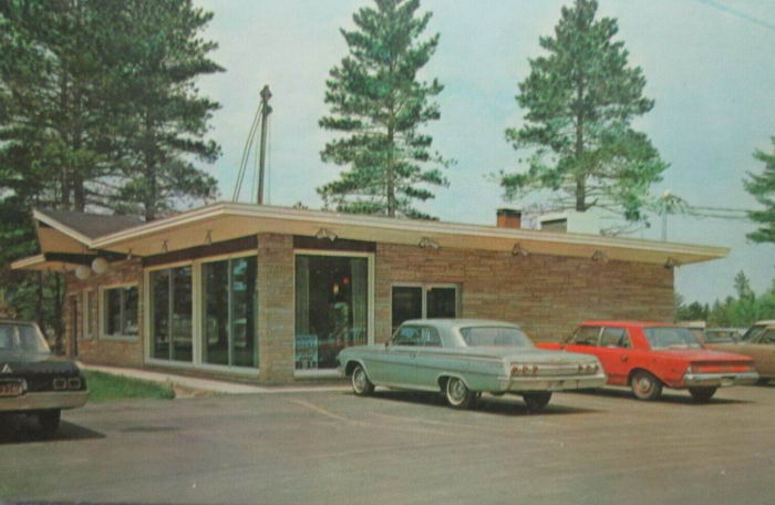 Wahlstroms Parkway Restaurant - Old Postcard (newer photo)